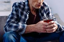 Pití alkoholu je takzvaně škodlivé, pokud má za následek zdravotní problémy.