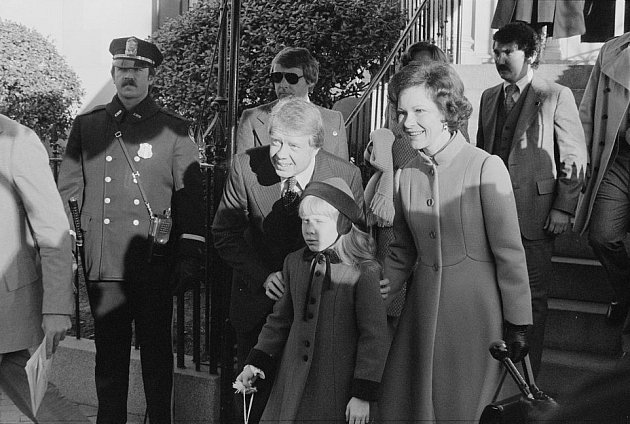 1977, Jimmy Carter. Nový prezident s manželkou Rosalynn a dcerou Amy právě vyrážejí na inauguraci ke Kapitolu