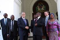 Zakladatel Microsoftu a filantrop Bill Gates s tanzánským prezidentem Johnem Magufulim.
