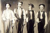Snímek, jenž údajně zachycuje čtyři velké legendy Divokého západu, Billyho Kida, Doca Hollidaye, Jesseho Jamese a Charlieho Bowdreho v Las Vegas v roce 1879