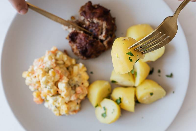 Opačný trend Český statistický úřad (ČSÚ) naopak oznámil u spotřeby brambor, ta oproti roku 2019 klesla téměř o 4,5 kilogramu.