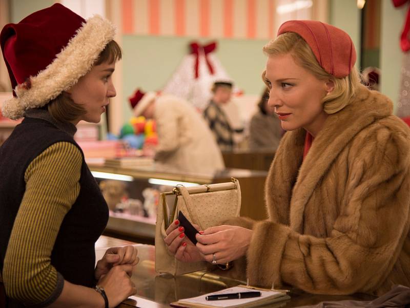 CAROL. V zahajovacím filmu Todda Haynese uvidíme Rooney Maru a Cate Blanchettovou. 