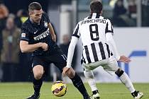 Lukas Podolski z Interu Milán (vlevo) a Claudio Marchisio z Juventusu.