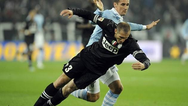 Obránce Juventusu Giorgio Chiellini (vlevo) neustál střet s Miroslavem Klosem z Lazia Řím.