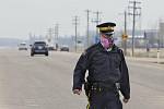 Kanadský policista s respirátorem - Ilustrační foto