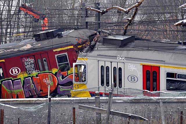 Při čelní srážce dvou regionálních vlaků v pondělí 15. února 2010 zahynulo na místě 18 lidí a později ještě jeden. Dalších víc než 170 bylo zraněno. Ke srážce došlo v těsné blízkosti vlámského města Halle ve střední Belgii