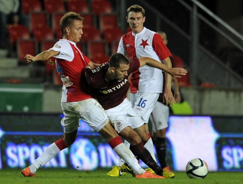 Fotbalisté Slavie zvítězili nad Spartu 1:0 a pražské derby ovládli po čtyřech letech. Zleva Ondřej Petrák z SK Slavia Praha, Josef Hušbauer z AC Sparta Praha a Jaromír Zmrhal ze Slavie..