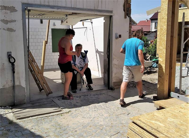 Barbora Zdráhalová a její "dream team" několika vytrvalých dobrovolníků pomáhají už rok v obcích zasažených tornádem.