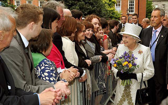 Královna Alžběta II. v úterý zahájila historickou návštěvu Irska, která má symbolicky potvrdit usmíření mezi Londýnem a bývalou kolonií. 