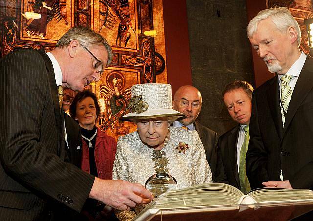 Královna tímto krokem zahájila historickou návštěvu Irska, která má symbolicky potvrdit usmíření mezi Londýnem a bývalou kolonií. 