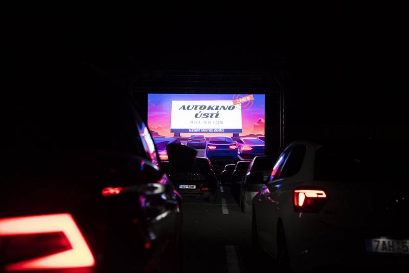 Autokino udělal Luboš Machoň na parkovišti u obchodního domu v Ústí nad Labem. Autokoncert Leoše Mareše se pak konal na mosteckém autodromu.