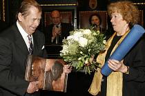 Bývalý prezident a spisovatel Václav Havel převzal 17. ledna v Brožíkově sále na Staroměstské radnici cenu Karla Čapka z rukou předsedy PEN klubu Jiřího Dědečka a předsedkyně poroty Jany Červenkové.
