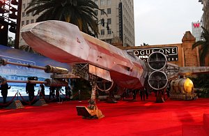 Replika slavné stíhačky X-wing z filmové série Hvězdné války.