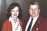 John Wayne Gacy, sériový vrah, který zabil 33 mladých mužů. Na fotce z roku 1978 je zachycený ve společnosti americké první dámy Rosalynn Carterové.