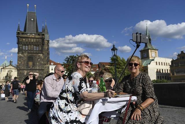 Netradiční hostina u půlkilometrového stolu přímo na Karlově mostě 30. června 2020 večer symbolicky ukončila koronavirovou dobu a ukázala oživení historického centra Prahy.