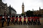 Pohřeb královny Alžběty II. Příslušníci královské stráže procházejí nedaleko budovy britského parlamentu se slavnou věží Elisabeth Tower, které se podle jednoho ze zvonů často říká Big Ben
