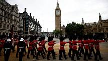 Pohřeb královny Alžběty II. Příslušníci královské stráže procházejí nedaleko budovy britského parlamentu se slavnou věží Elisabeth Tower, které se podle jednoho ze zvonů často říká Big Ben