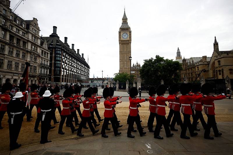 Pohřeb královny Alžběty II. Příslušníci královské stráže procházejí nedaleko budovy britského parlamentu se slavnou věží Elisabeth Tower, které se podle jednoho ze zvonů často říká Big Ben