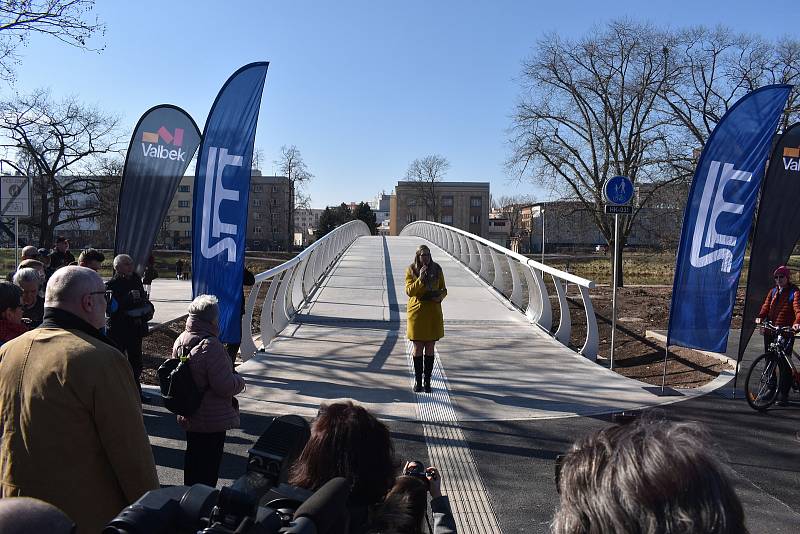 Lávka u hradeckého Aldisu je otevřená. Stavba trvala rok a půl a město za ni zaplatí 175 milionů