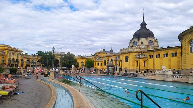 Mezi dvěma venkovními termálními bazény je jeden plavecký s několika drahami.