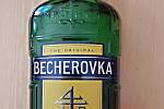Likér Becherovka má tradici dlouhou 125 let. Připravuje se podle tajné receptury.
