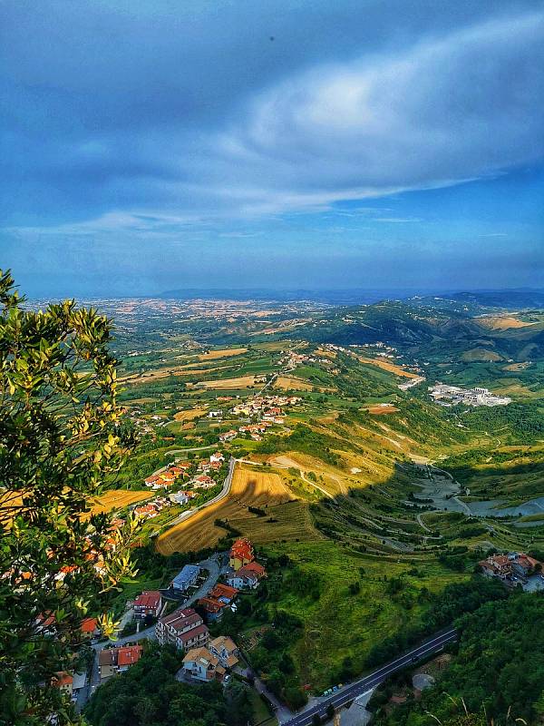 San Marino je jednou z pouhých tří enkláv na světě. Nachází se v Itálii a je pátým nejmenším státem.