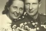 Svatební fotografie Milady a jejího manžela Františka Cába, který na ni celé tři roky čekal