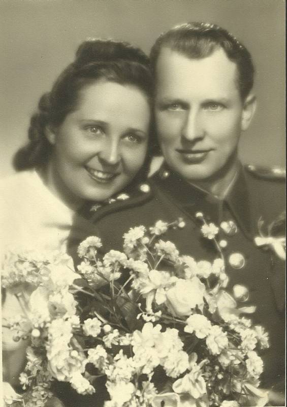 Svatební fotografie Milady a jejího manžela Františka Cába, který na ni celé tři roky čekal
