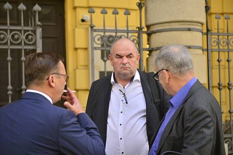 Ostře sledovaný soud ohledně údajných manipulací se sportovními dotacemi. Miroslav Pelta (uprostřed).