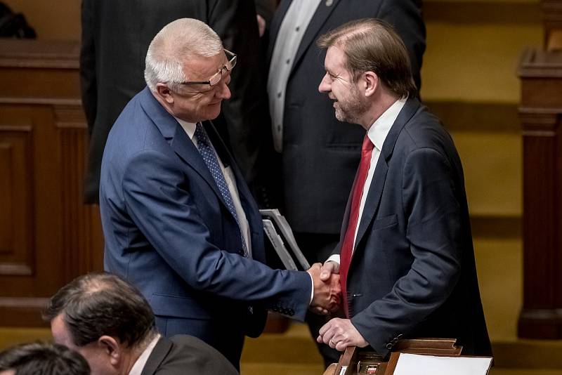 Mimořádná schůze Poslanecké sněmovny k údajnému zneužívání médií proběhla 10. května v Praze. Faltýnek, Sklenák