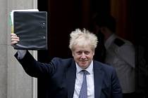 Britský premiér Boris Johnson před svým sídlem v londýnské Downing Street
