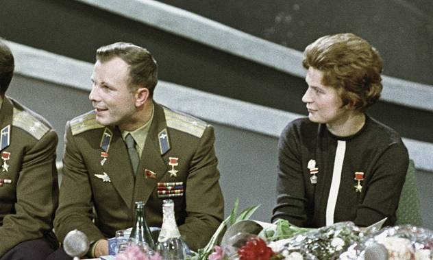 Jurij Gagarin s první sovětskou kosmonautkou Valentinou Těreškovovou v televizním studiu