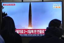 Televizní obrazovka ukazuje snímek odpálení severokorejské rakety  v neděli 19. března 2023. Ilustrační snímek