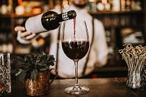 Užitečné rady o víně vám v dobré restauraci poskytne číšník či sommelier