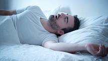 Naopak dobrý spánek snižuje riziko nákazy covidem, zjistili vědci.