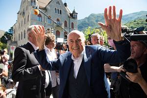 Bývalý předseda FIFA Joseph Blatter u soudní budovy ve švýcarském městě Bellinzona.