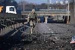 Ukrajinský voják prochází místem zasaženým během bojů o Kyjev