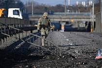 Ukrajinský voják prochází místem zasaženým během bojů o Kyjev