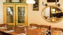 Viktor Mráz nabízí v restauraci V Polích klasický vídeňský řízek z telecího hřbetu, smažený na přepuštěném  másle.