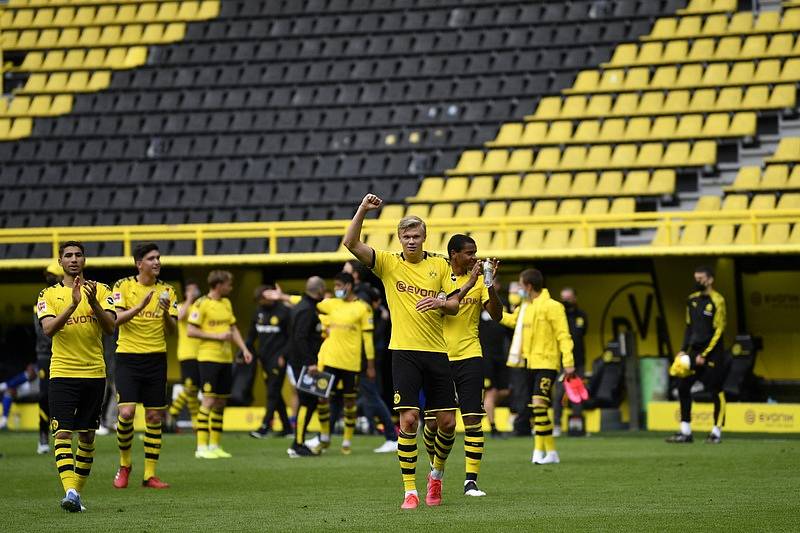 Fotbalisté Dortmundu po výhře nad Schalke