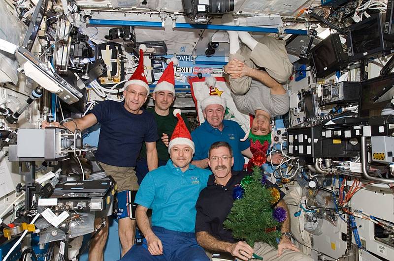 I ve vesmíru se dají Vánoce užít se vší parádou. Posádka Mezinárodní vesmírné stanice si každý rok nechá přivézt ze Země vánoční stromek i vánoční oblečení. Zásobovací loď dováží také štědrou večeři a dárky.