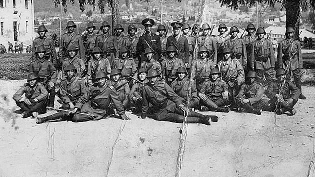 První rota osmé jízdní brigády 4. rumunské armády. Rumunští vojáci se po státním převratu provedeném v srpnu 1944 přidali k Rudé armádě a podíleli se i na osvobozování Československa