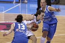 Řecké basketbalistky Afroditi Kosmaová (vlevo) a Dimitra Kalentzouová brání Francouzku Celine Dumercovou.