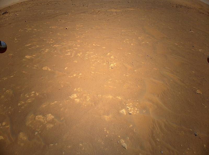 Mars očima helikoptéry Ingenuity při jednom z letů.