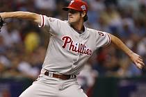 Opora Phillies Cole Hamels během první směny úvodního zápasu Světové série proti Tampě.