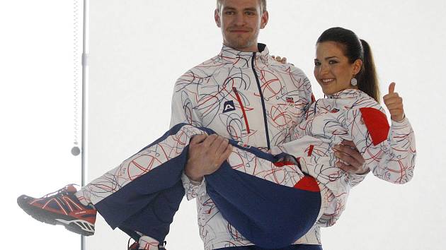 Ondřej Synek a Tereza Huříková stáli 21. března v Praze modely pro focení olympijské kolekce oblečení.