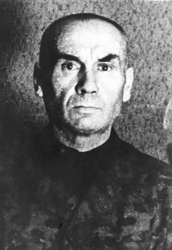 Friedrich Jeckeln v sovětské vazbě po druhé světové válce. Dne 27. ledna 1942 mu byla udělena nacistická medaile "Válečný záslužný kříž (Kriegsverdienst or KVK) s meči" za zabití 25 tisíc Židů v Rumbule
