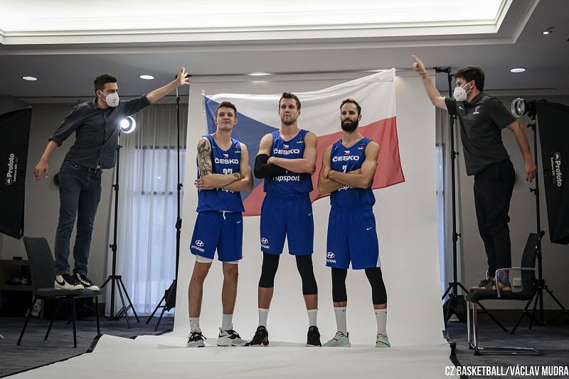 Čeští dlouháni se před domácím EuroBasketem ocitli v trochu jiném světle.