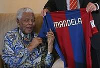 Nelson Mandela před nedávnem obdržel dres svého oblíbeného týmu FC Barcelona