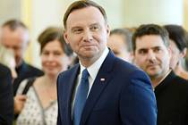 Nový polský prezident Andrzej Duda kritizoval Severoatlantickou alianci (NATO) za to, že k Polsku přistupuje spíše jako k „nárazníkové zóně", než jako k plnoprávnému členu aliance ohroženému sílícím Ruskem.